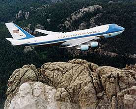 Amerika Başkanları için tahsis edilen Air Force One uçağının Rushmore Dağı üzerinden uçuşu