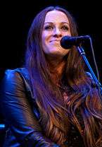 Alanis Morissette gitar çalarken