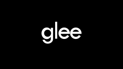 Siyah zemin üzerine beyaz renklerle yazılmış "Glee" adı