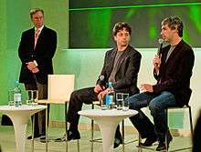 Eric Schmidt, Sergey Brin ve Larry Page birlikte oturuyor.